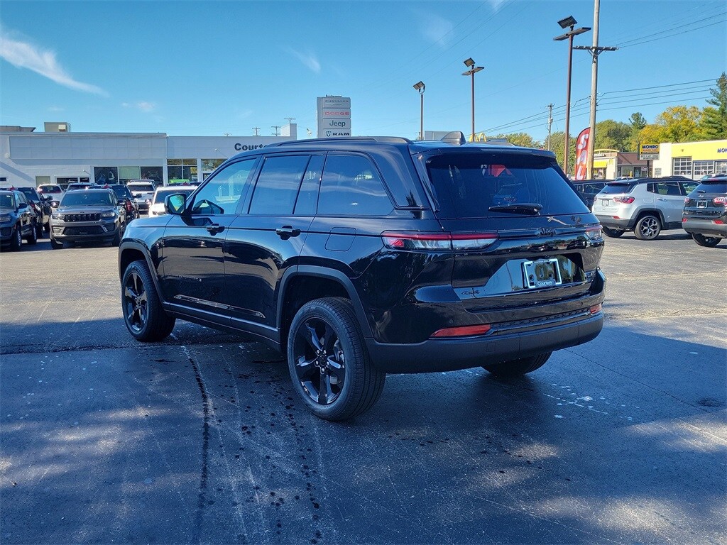 2025 Jeep Grand Cherokee Limited photo 3