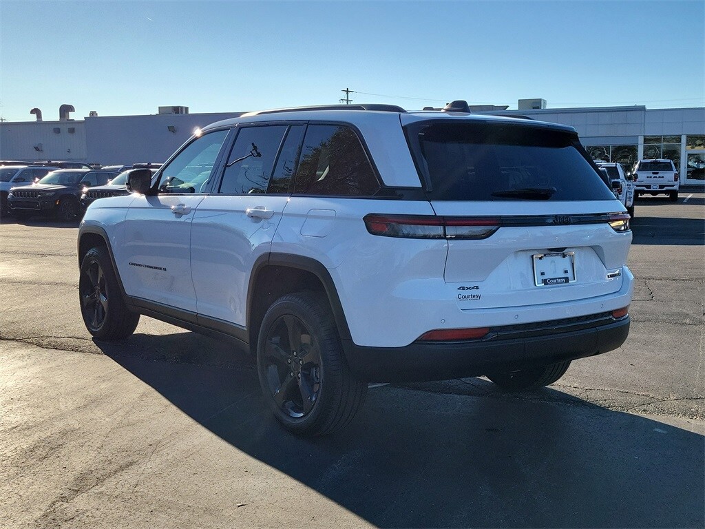 2025 Jeep Grand Cherokee Limited photo 3
