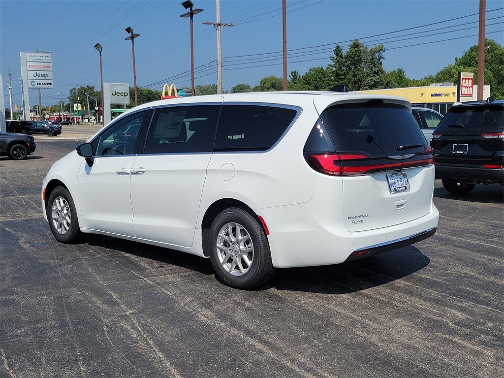 2026 Chrysler Pacifica photo 3