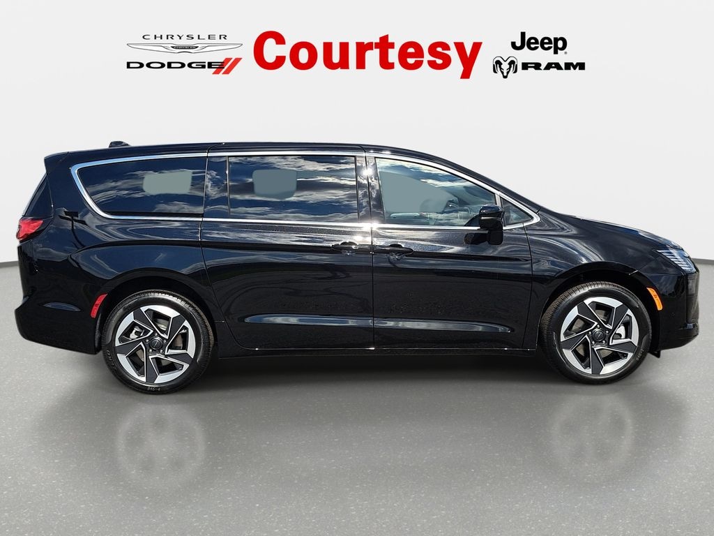 New 2027 Chrysler Pacifica LIMITED AWD Passenger Van