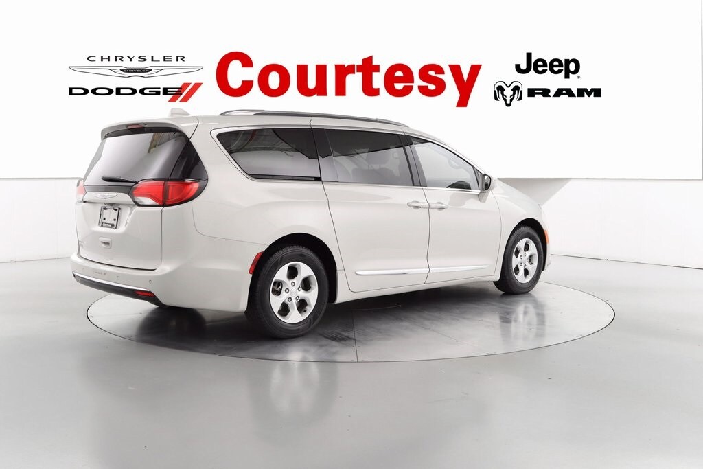 2017 Chrysler Pacifica Touring Plus photo 4