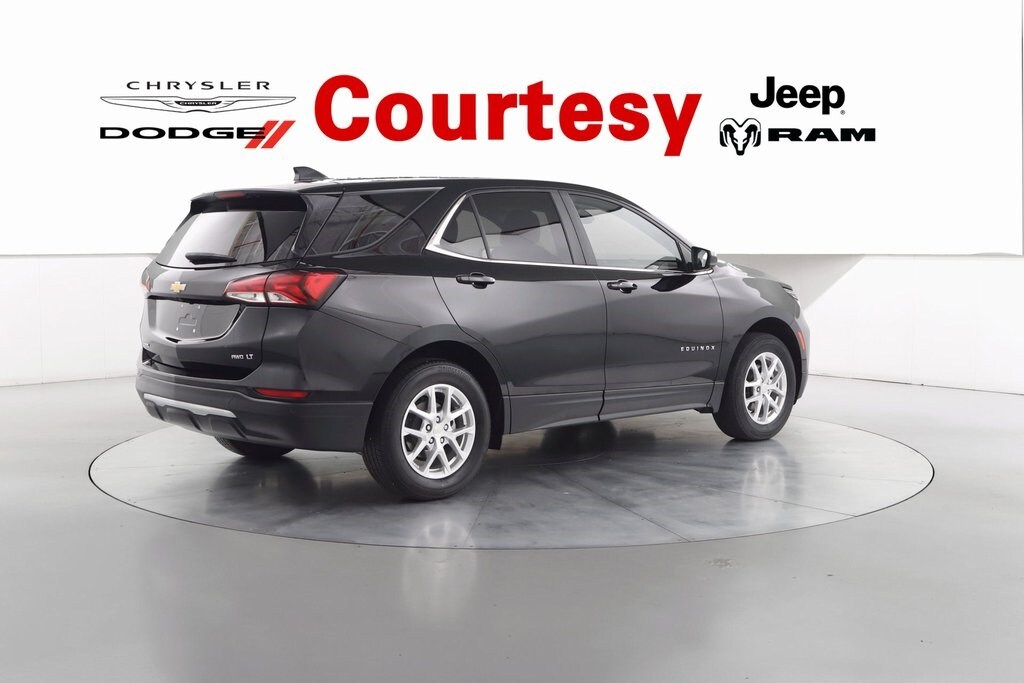 2023 Chevrolet Equinox LT photo 2