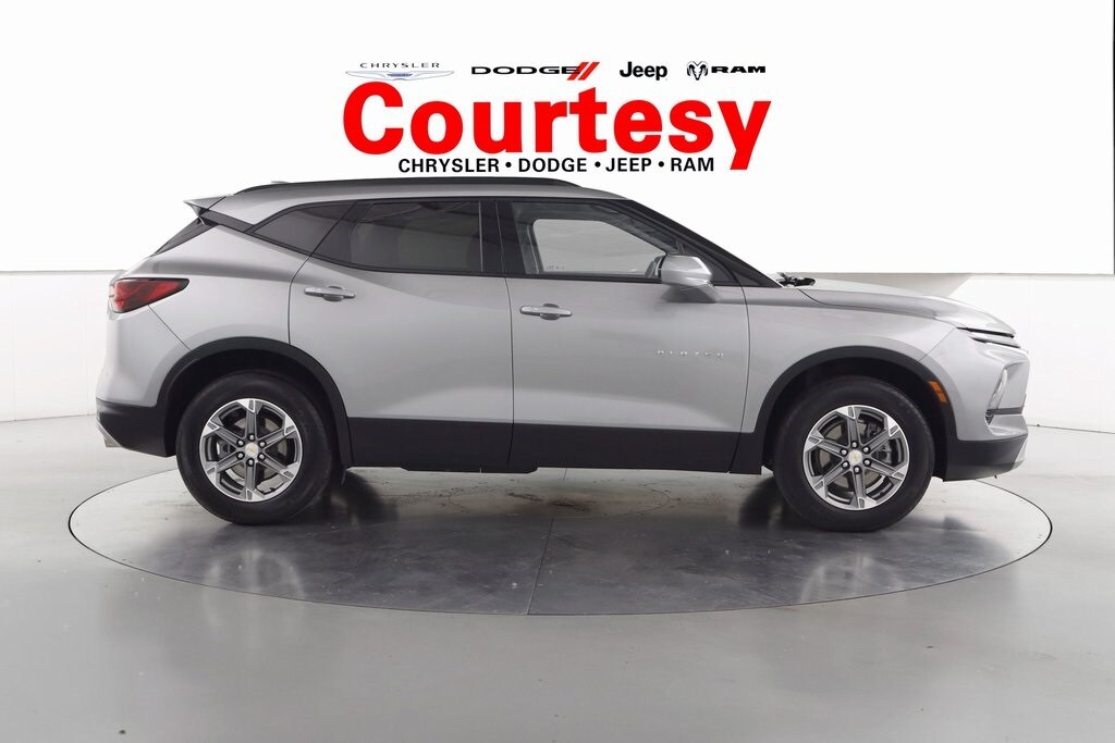 2023 Chevrolet Blazer 2LT photo 2