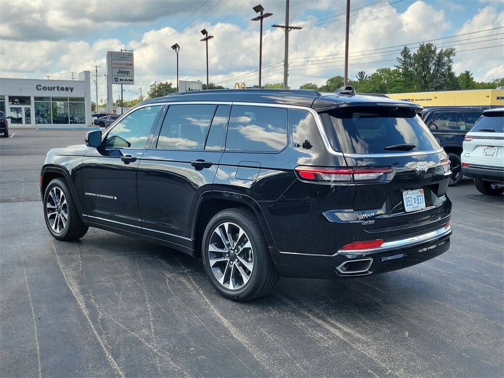 2025 Jeep Grand Cherokee Overland photo 3