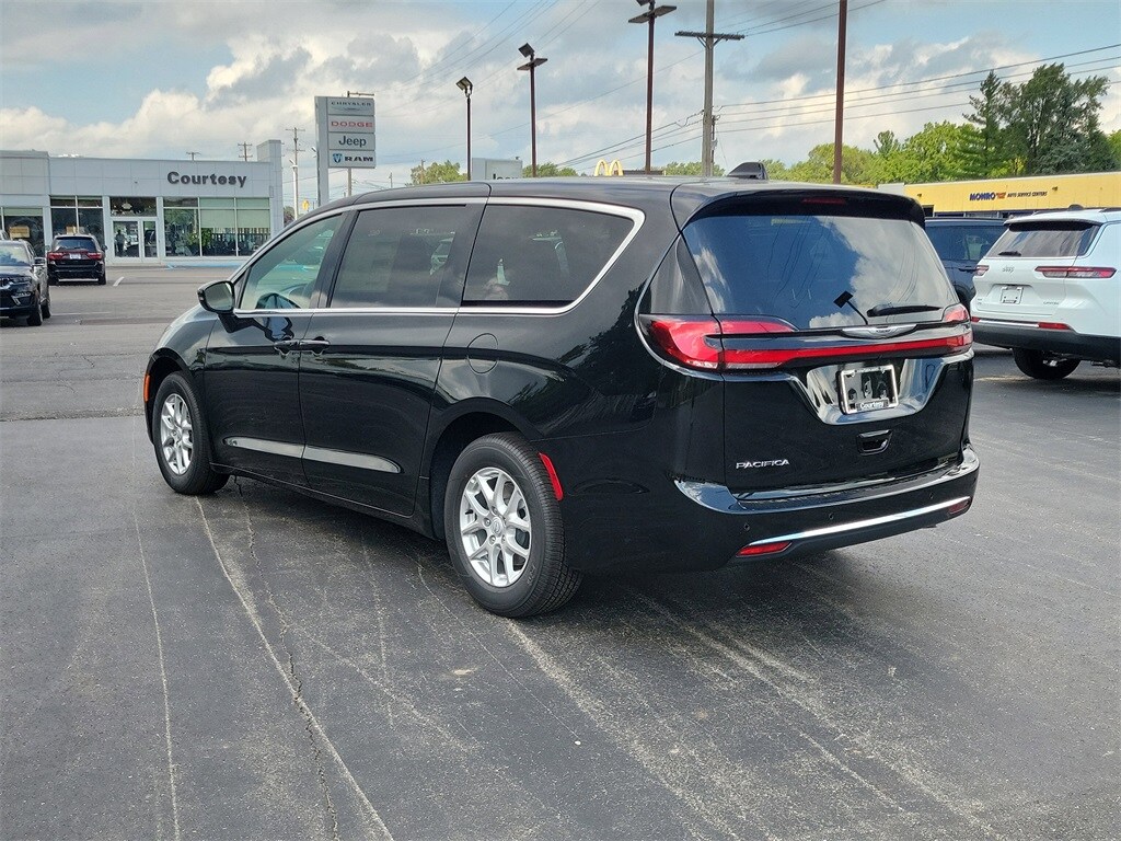 2026 Chrysler Pacifica photo 3