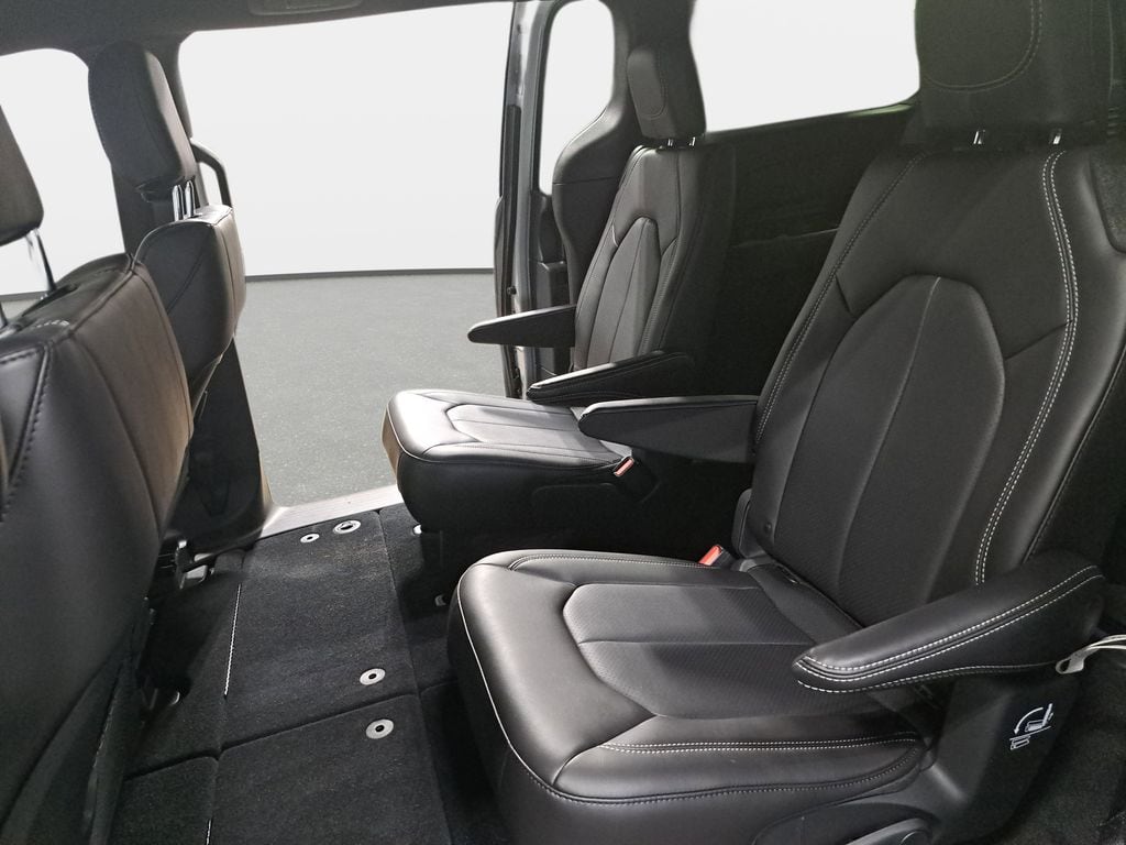 2026 Chrysler Pacifica Select - Photo 16