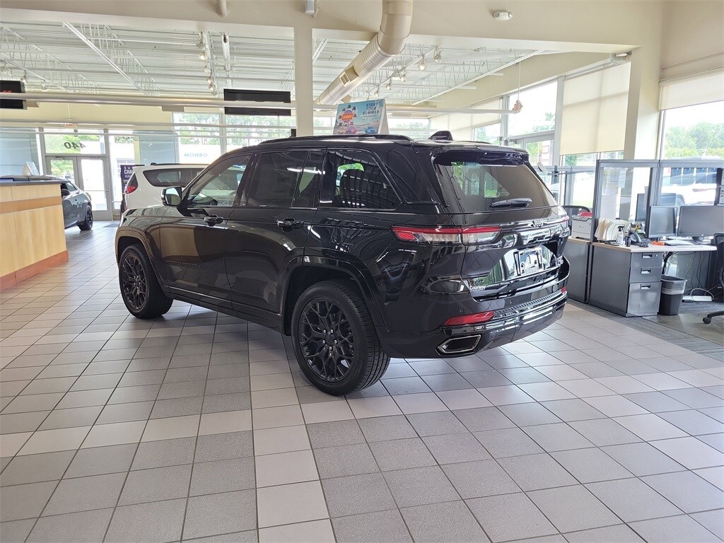 2025 Jeep Grand Cherokee Summit photo 2