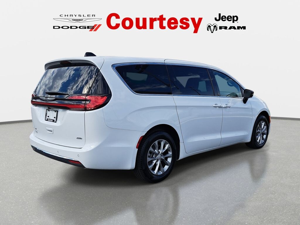 New 2026 Chrysler Pacifica SELECT AWD Passenger Van