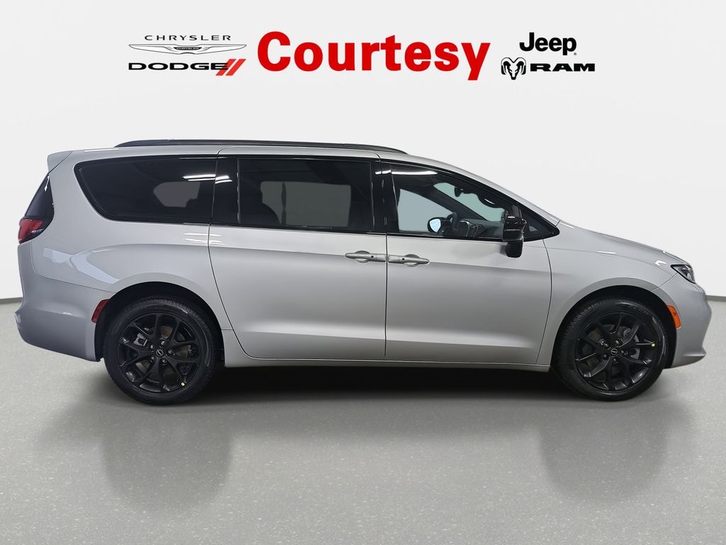New 2026 Chrysler Pacifica LIMITED AWD Passenger Van