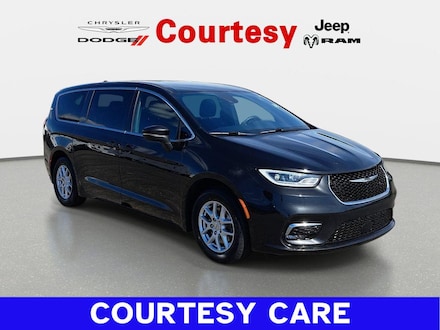 2023 Chrysler Pacifica Touring Passenger Van