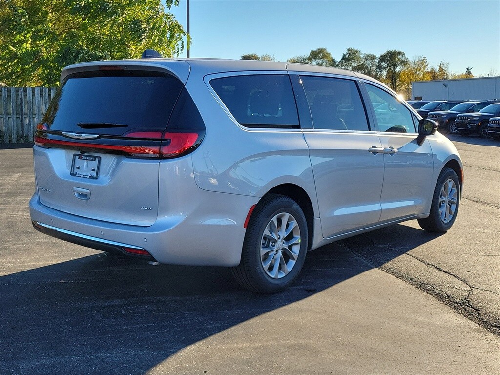 2026 Chrysler Pacifica photo 4