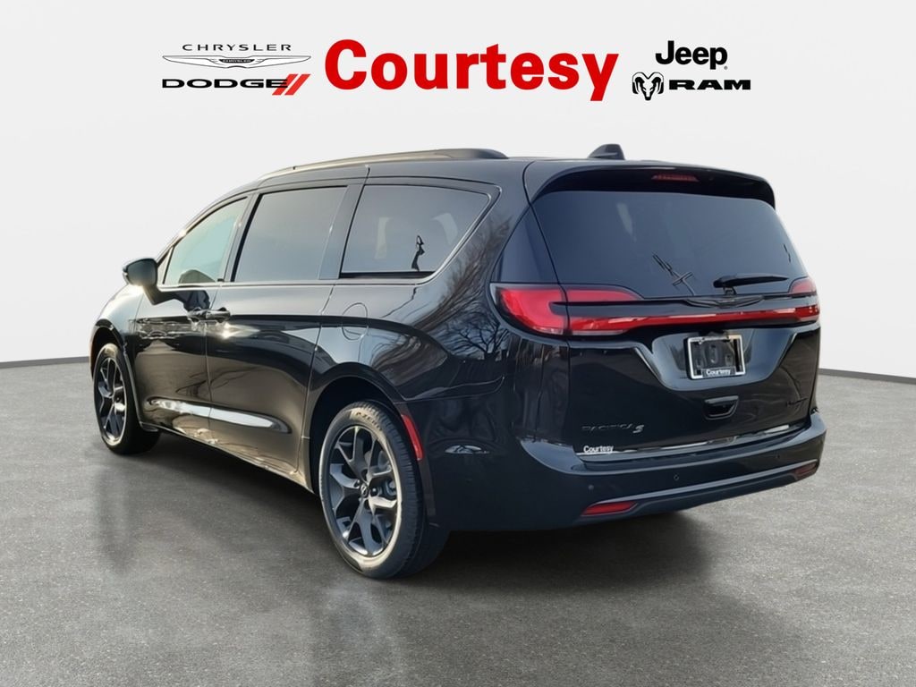 New 2026 Chrysler Pacifica LIMITED AWD Passenger Van