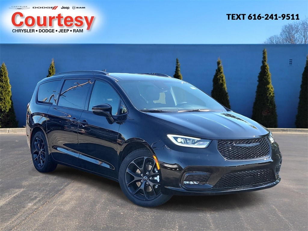 2026 Chrysler Pacifica Select's photo