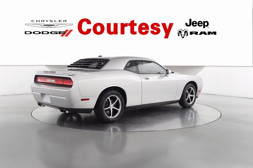 2010 Dodge Challenger SE photo 4