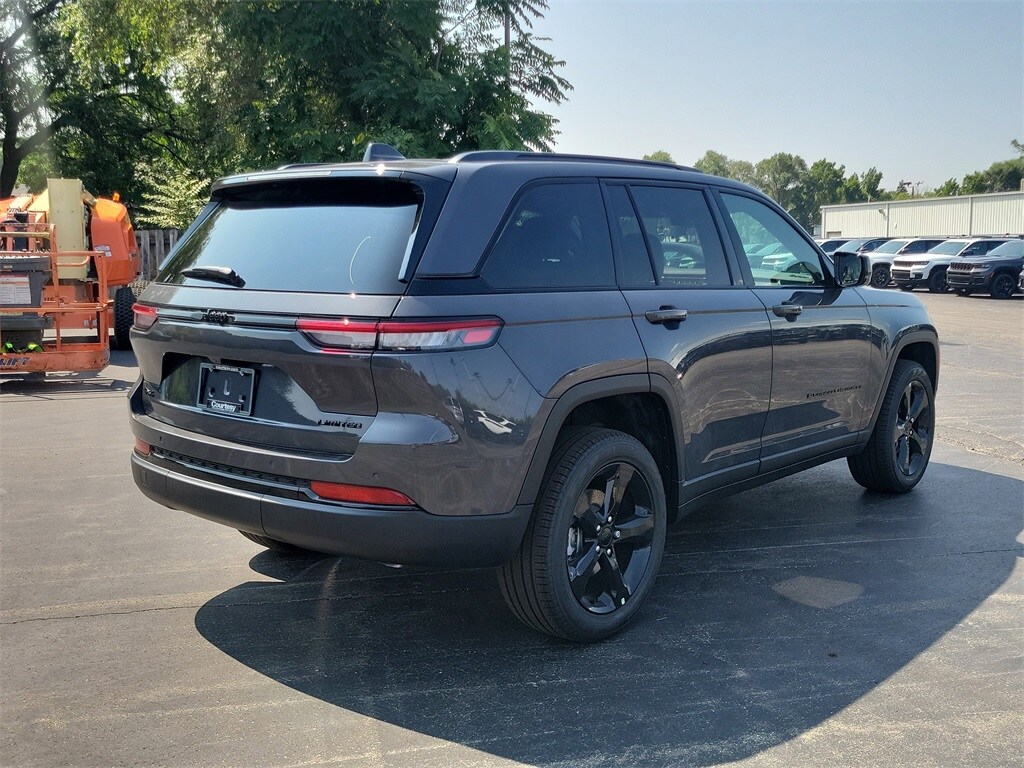 2025 Jeep Grand Cherokee Limited photo 3