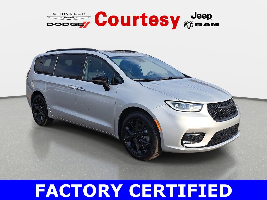 2024 Chrysler Pacifica Limited AWD's photo