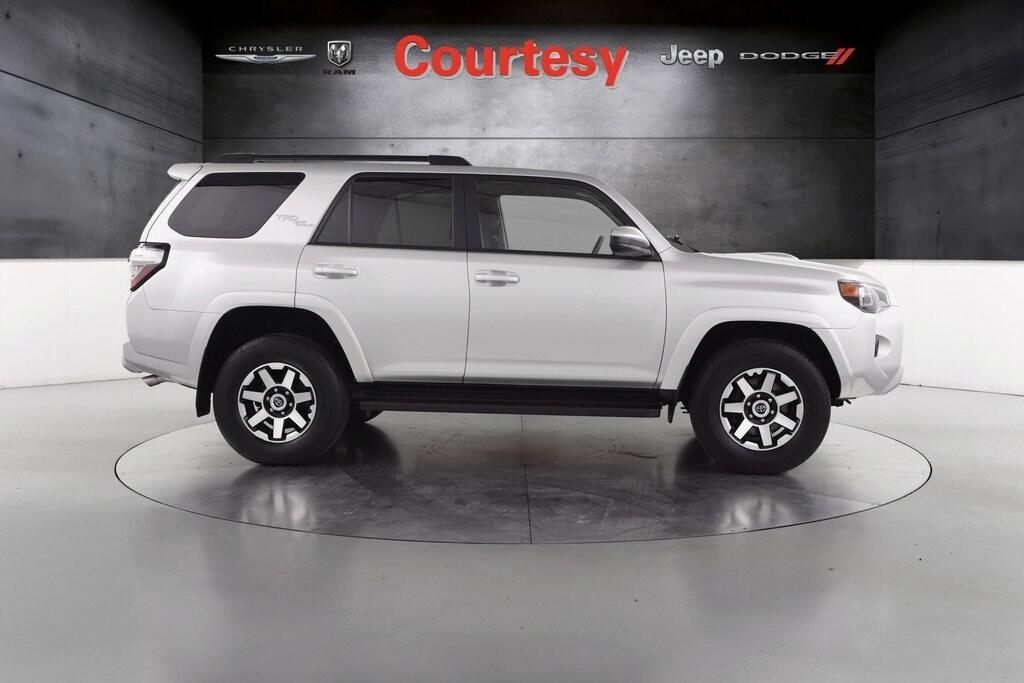 2023 Toyota 4Runner TRD Off-Road photo 2
