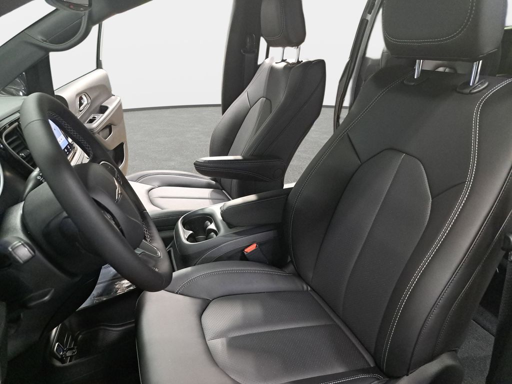 2026 Chrysler Pacifica Select - Photo 17