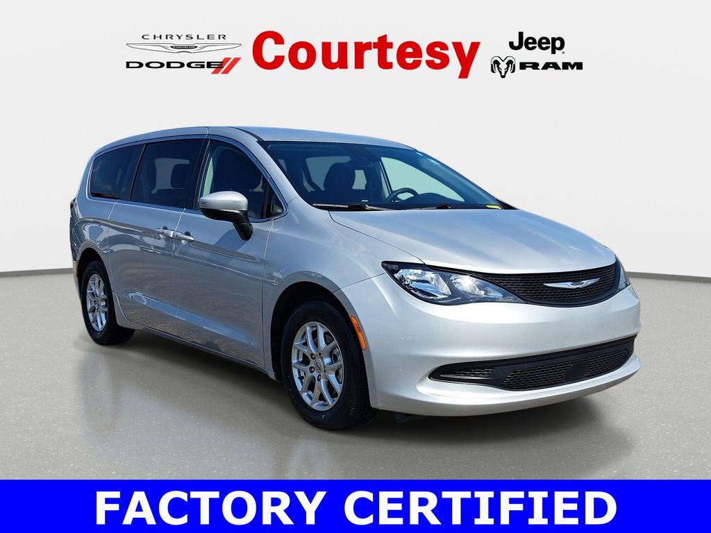 2023 Chrysler Voyager LX's photo