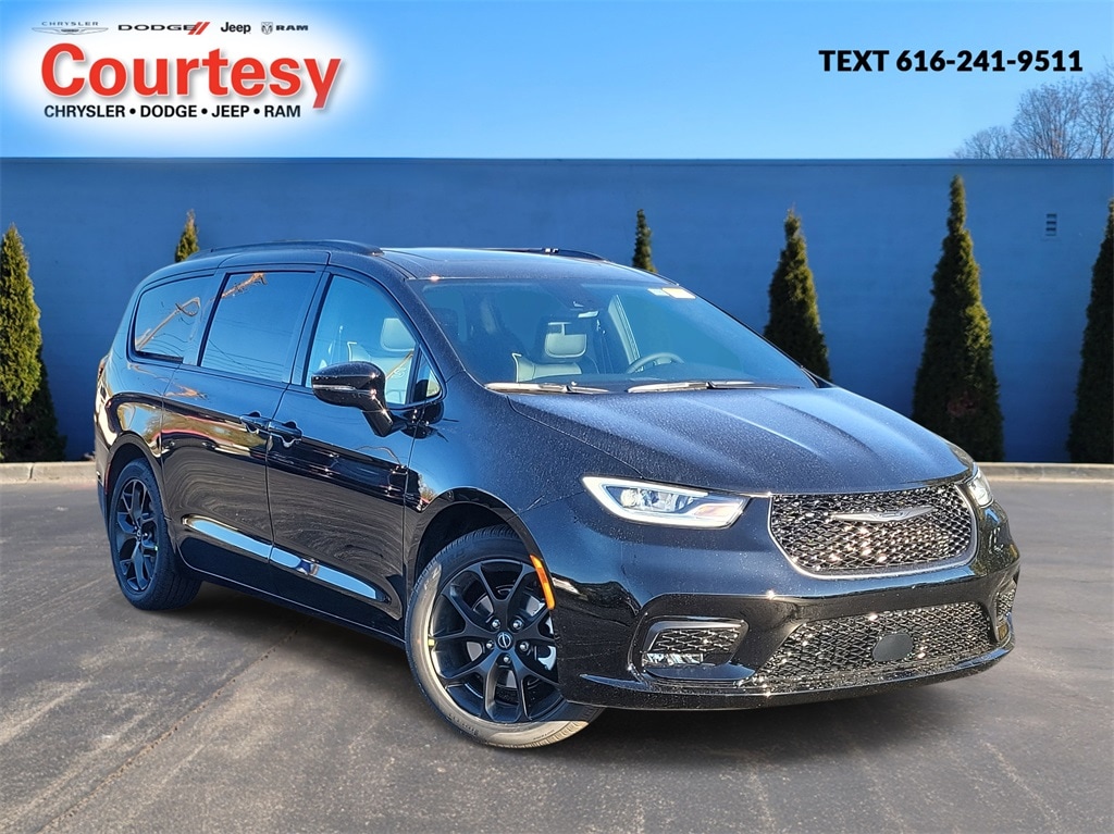 2026 Chrysler Pacifica Limited's photo