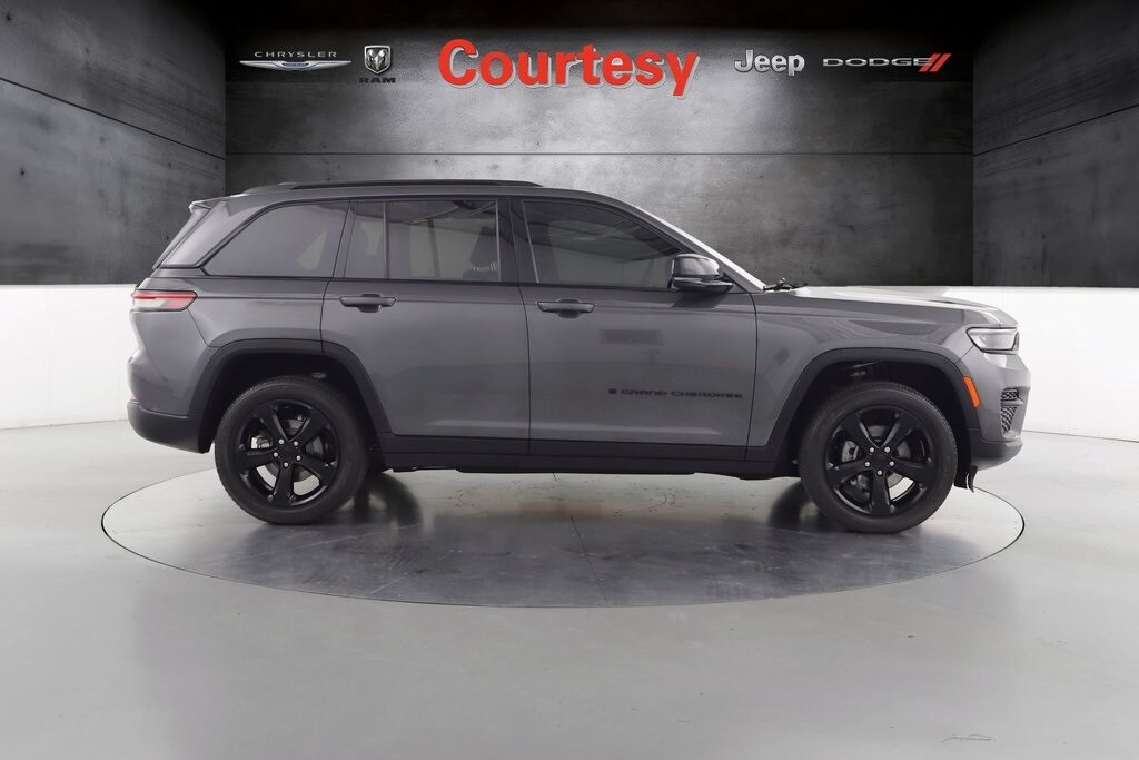 2024 Jeep Grand Cherokee Altitude photo 2