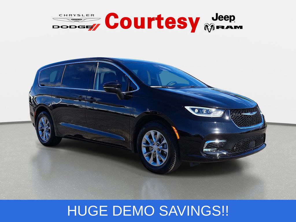 2026 Chrysler Pacifica Select AWD's photo
