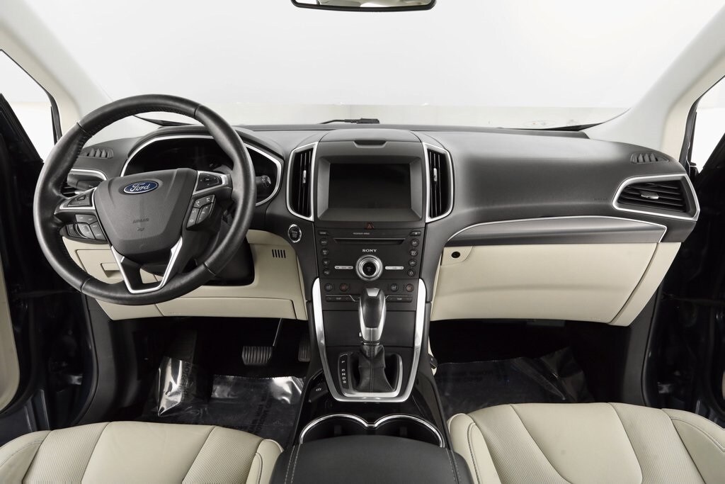2017 Ford Edge Titanium photo 2