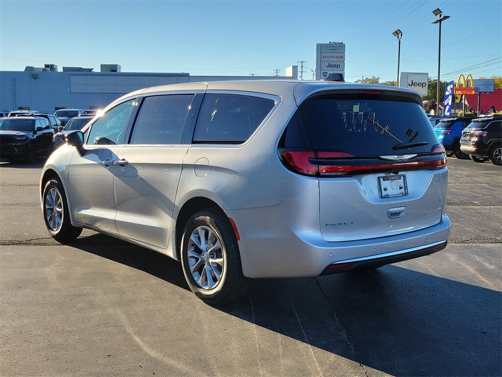2026 Chrysler Pacifica photo 3