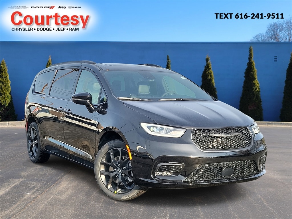 2026 Chrysler Pacifica Limited's photo