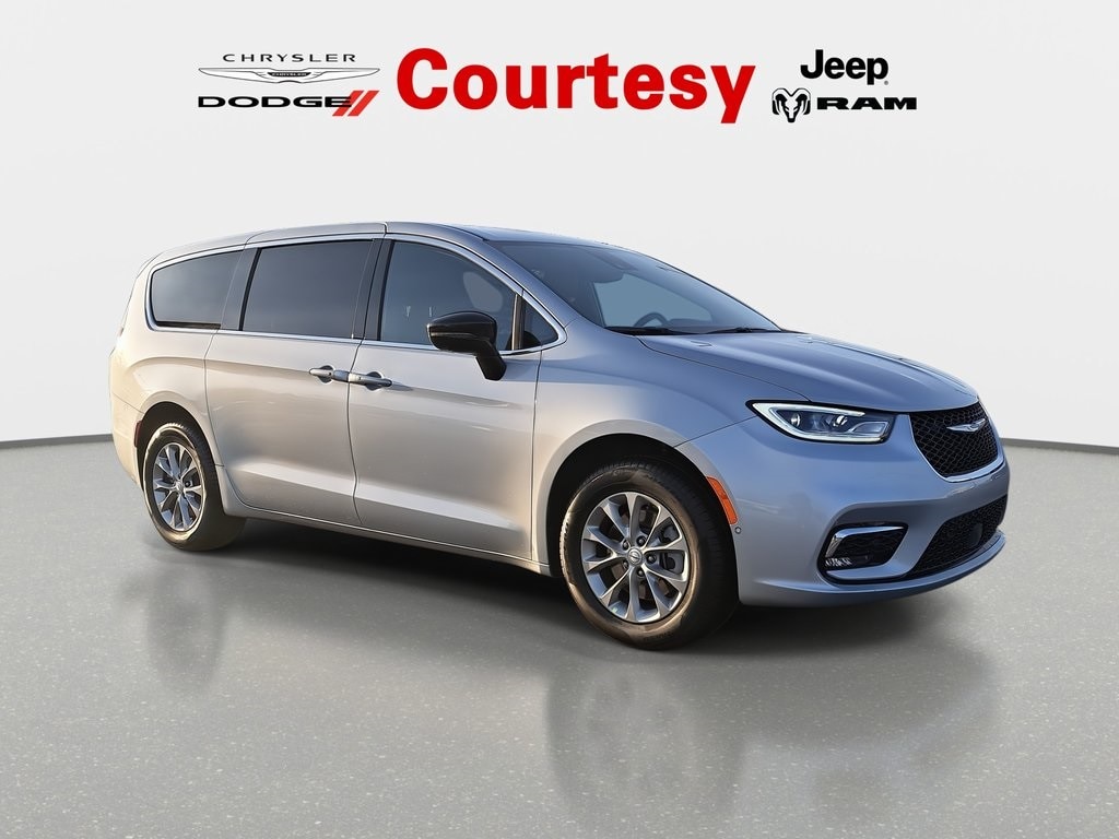 2026 Chrysler Pacifica Select's photo