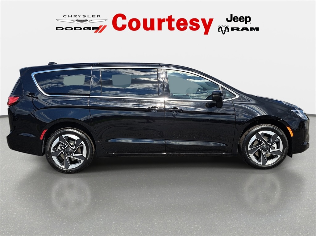 New 2027 Chrysler Pacifica LIMITED AWD Passenger Van
