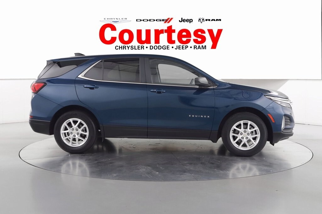 2023 Chevrolet Equinox LT photo 2