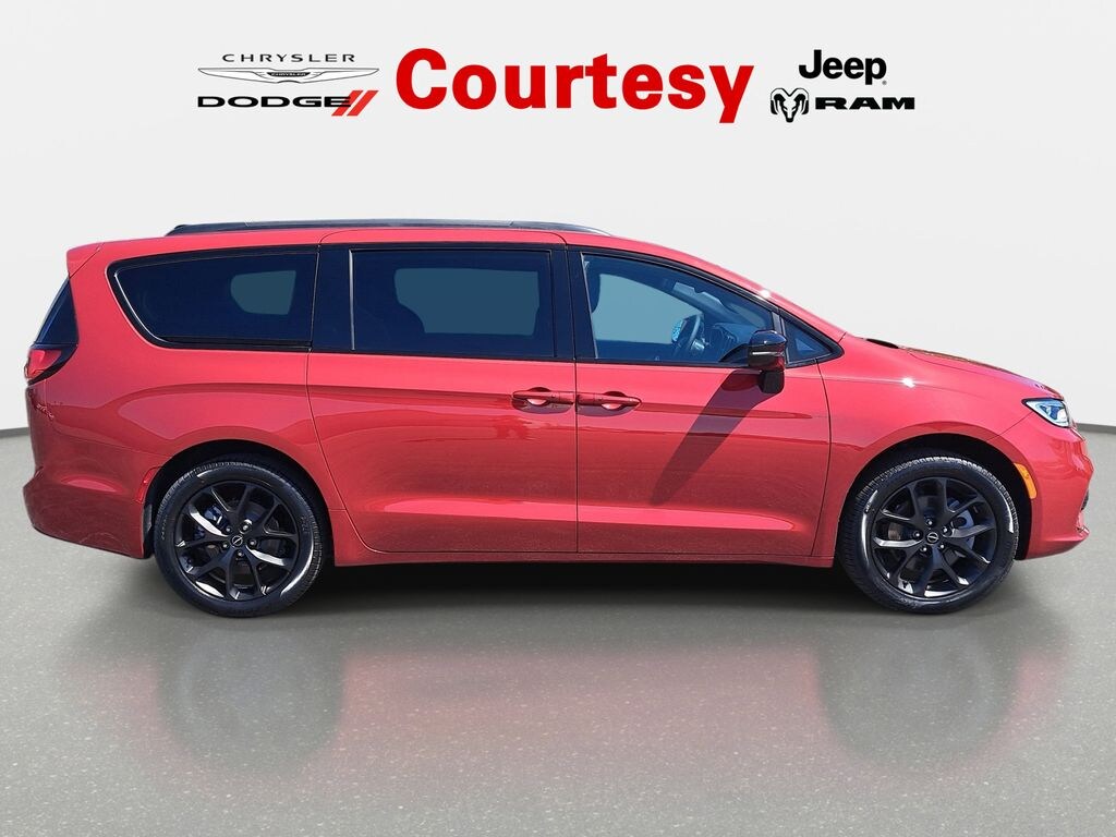 New 2026 Chrysler Pacifica SELECT AWD Passenger Van