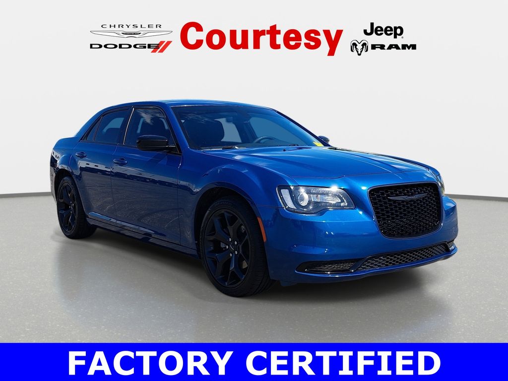 2023 Chrysler 300 Touring's photo
