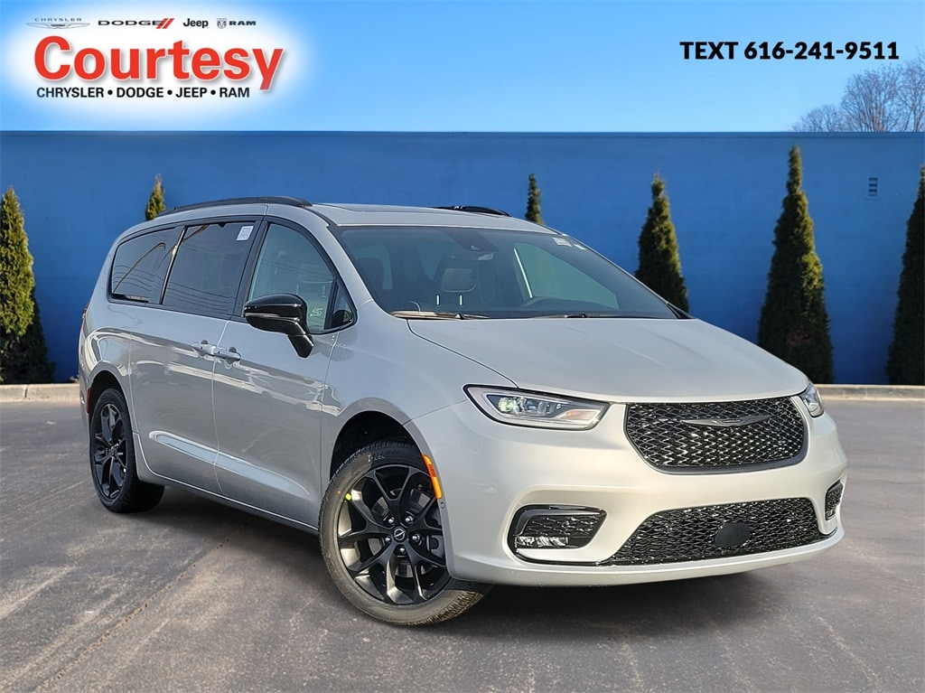 2026 Chrysler Pacifica Limited's photo