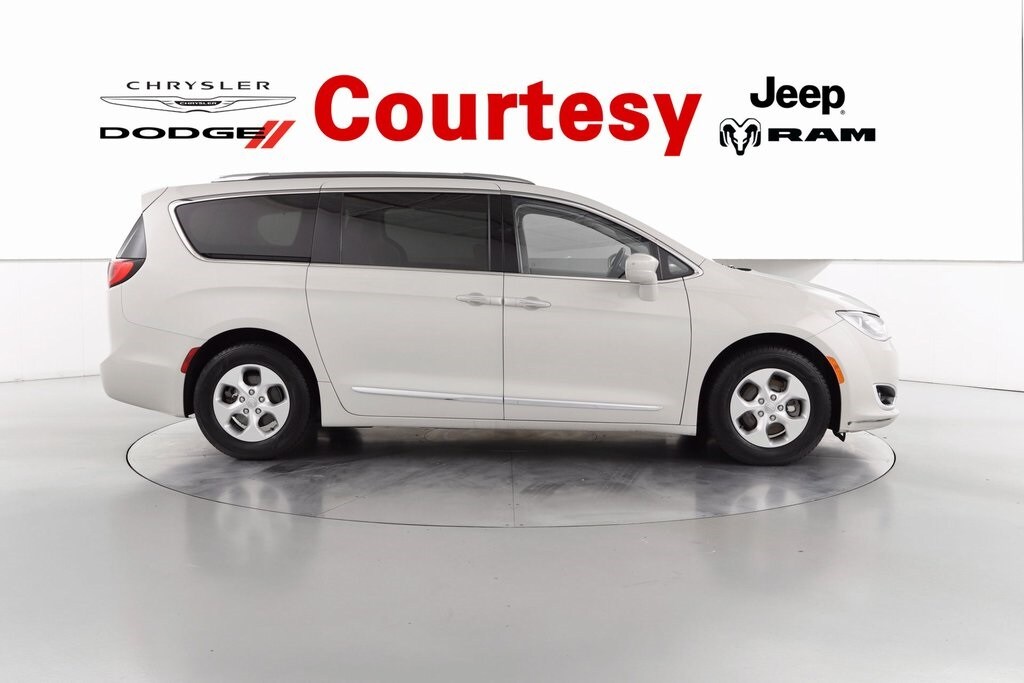 2017 Chrysler Pacifica Touring Plus photo 3