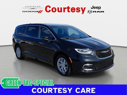2023 Chrysler Pacifica Touring Passenger Van