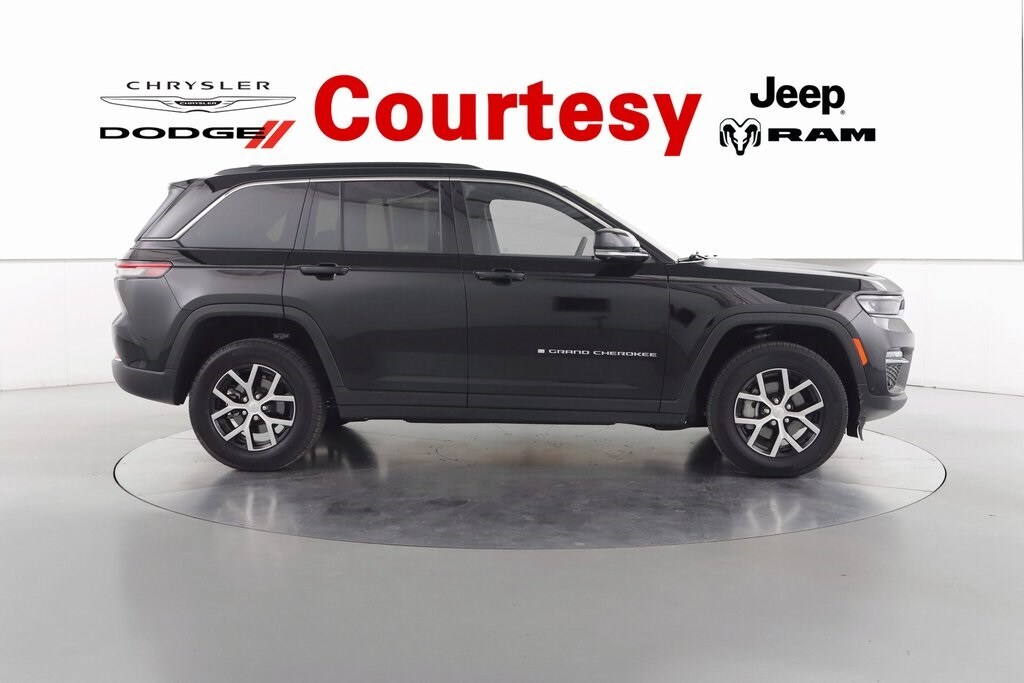 2024 Jeep Grand Cherokee Limited photo 3