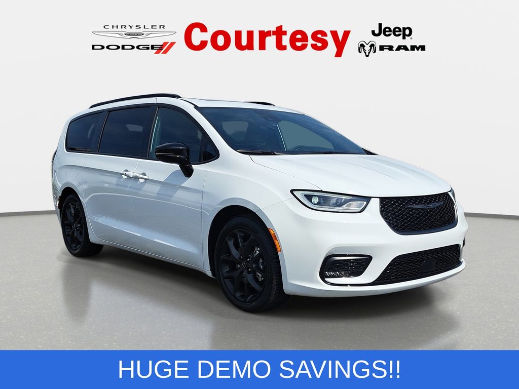2025 Chrysler Pacifica Limited's photo