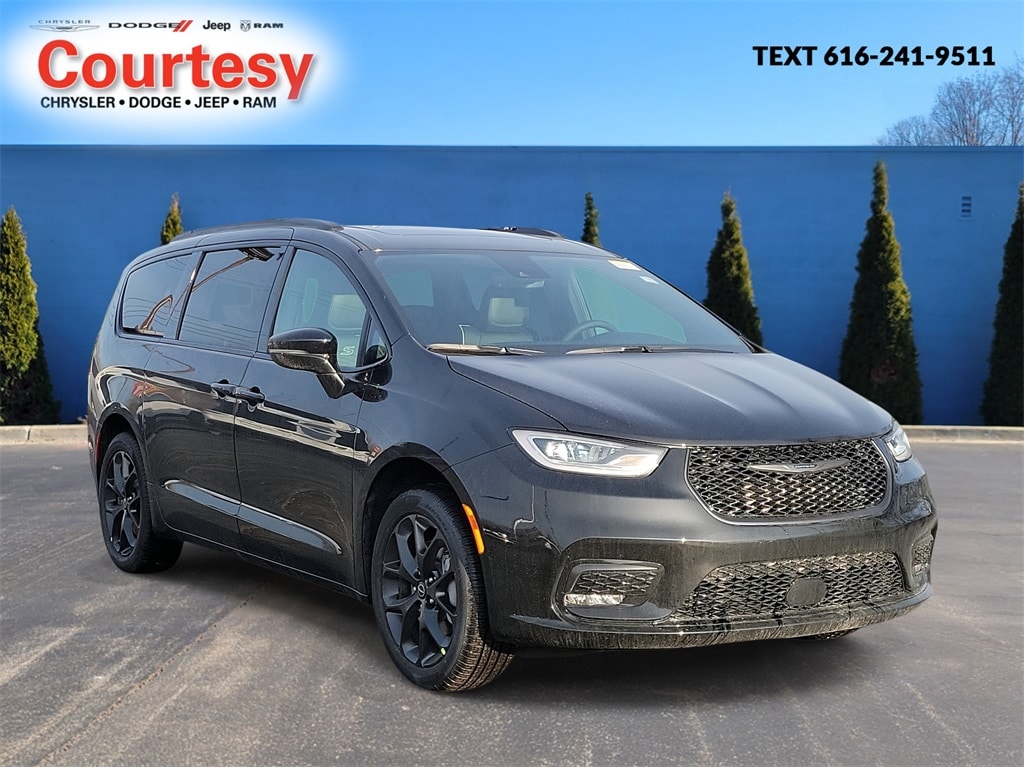 2026 Chrysler Pacifica Limited's photo