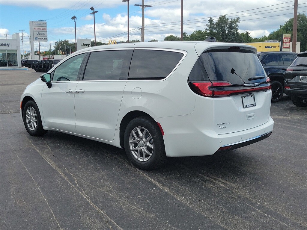 2026 Chrysler Pacifica photo 3