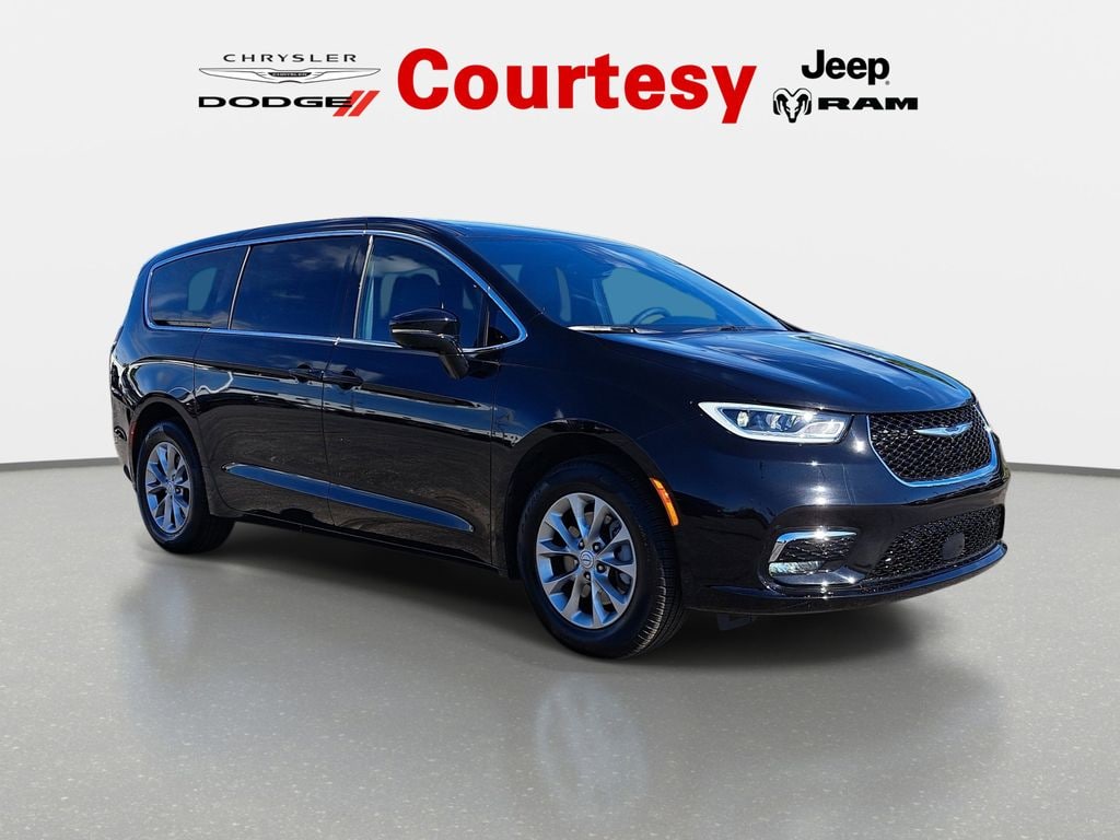 2026 Chrysler Pacifica Select AWD's photo