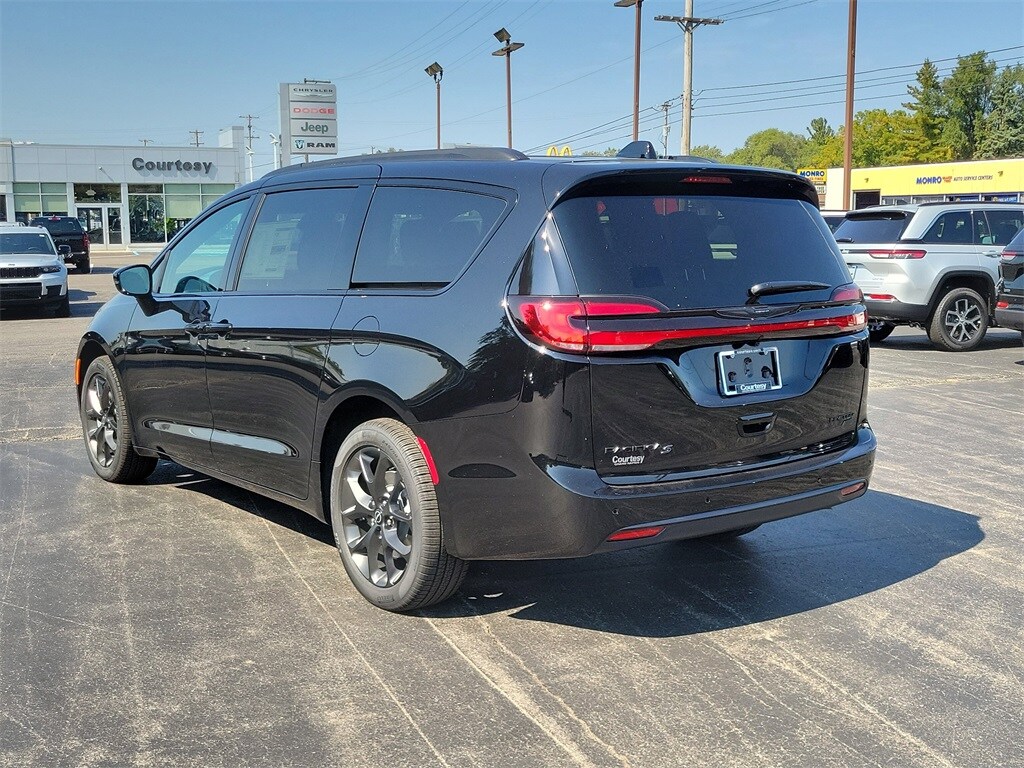 2026 Chrysler Pacifica Limited photo 3