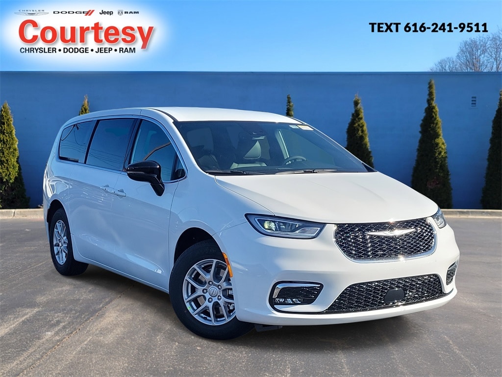 2026 Chrysler Pacifica Select's photo