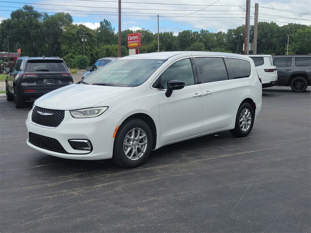 2026 Chrysler Pacifica photo 2