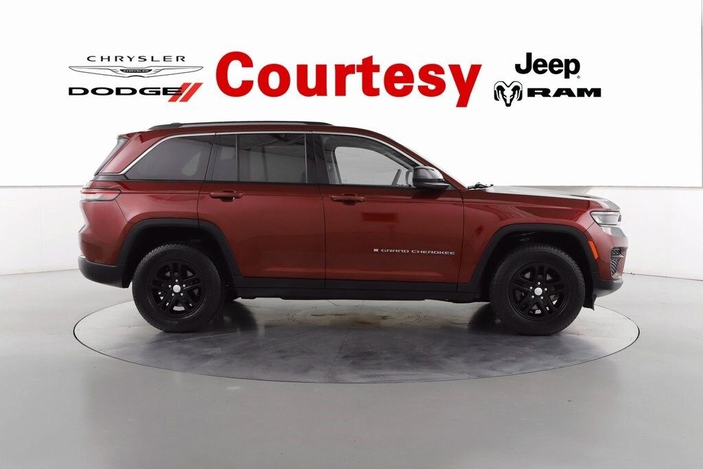 2023 Jeep Grand Cherokee Laredo photo 3