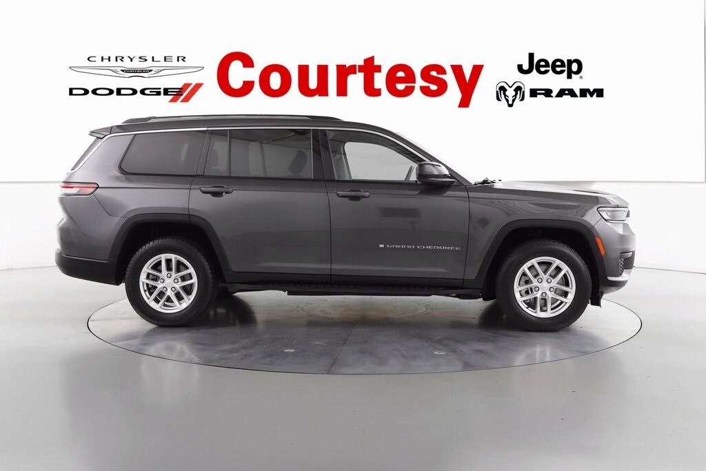 2022 Jeep Grand Cherokee Laredo photo 3