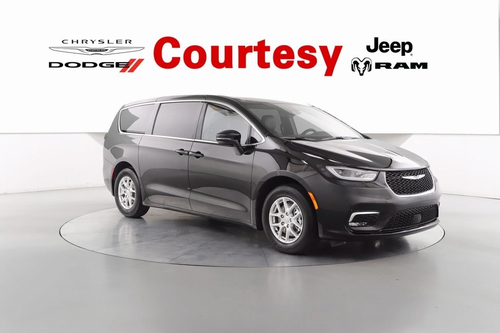 2026 Chrysler Pacifica Select's photo