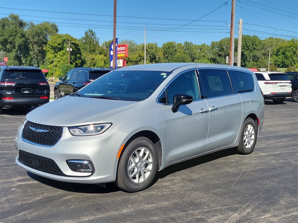 2026 Chrysler Pacifica Select's photo