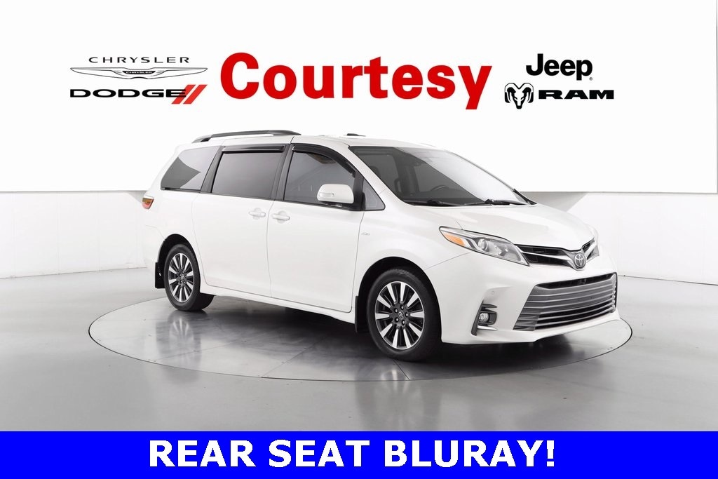 2018 Toyota Sienna Limited's photo